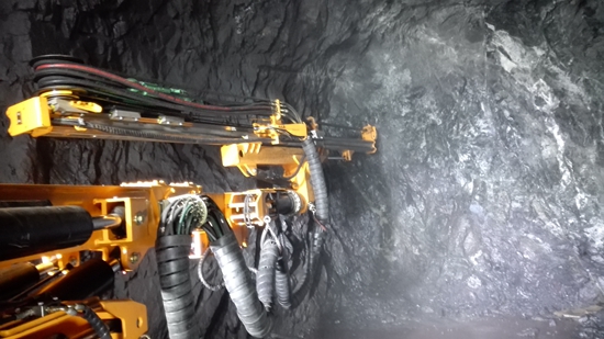 開(kāi)山全液壓(yā)鑽機在海(hǎi)南石碌鐵(tie)礦工作現(xian)場 開山全(quan)液壓鑽機(ji)在海南石(shi)碌鐵礦工(gōng)作現場