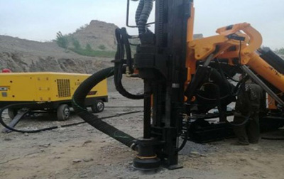 開(kai)山牌KGH6型露天(tian)潛孔鑽車 開(kāi)山牌KGH6型露天(tian)潛孔鑽車